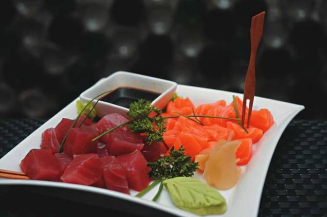 Sashimi de salmão e atum: para comer de garfinho