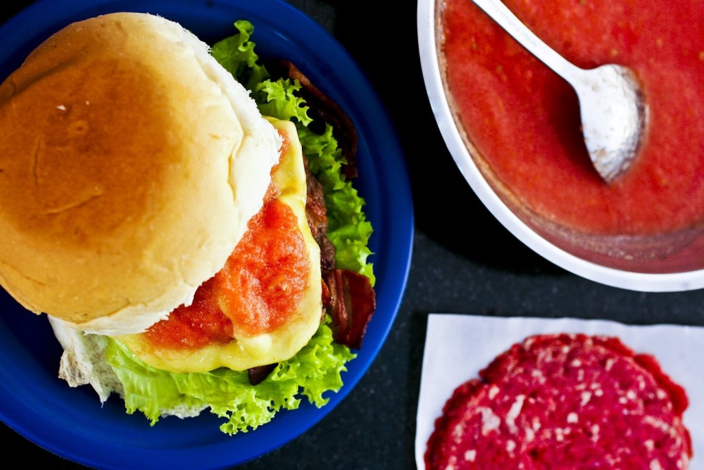 Hambúrguer do Seu Oswaldo: com molho de tomate