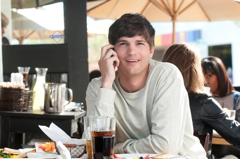 Adam (Ashton Kutcher) vive solteiro, sem nada sério no quesito relação amorosa: Sexo sem Compromisso