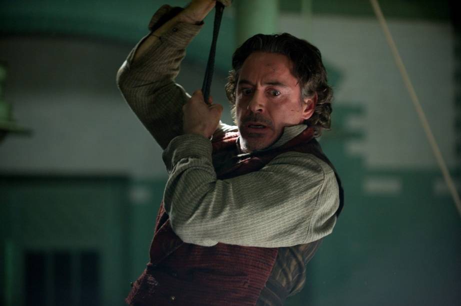 Robert Downey Jr. em Sherlock Holmes: O Jogo de Sombras: aventura dirigida por Guy Ritchie
