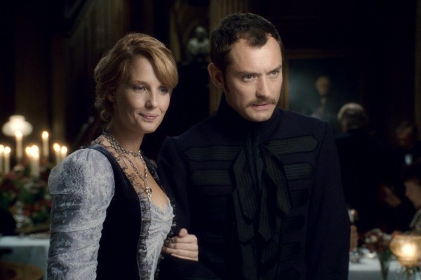 Kelly Reilly interpreta Mary Morstan, noiva do personagem de Jude Law (Watson), que é chefe de investigações da Scotland Yard Kelly Reilly interpreta Mary Morstan, noiva do personagem de Jude Law (Watson), que é chefe de investigações da Scotland Yard