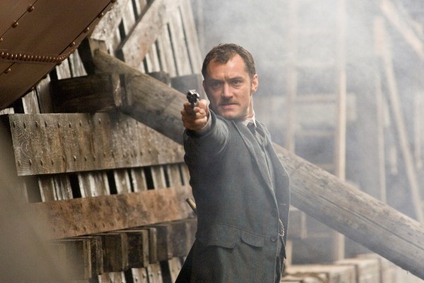 Jude Law está no papel de Watson, parceiro de Sherlock Holmes Jude Law está no papel de Watson, parceiro de Sherlock Holmes