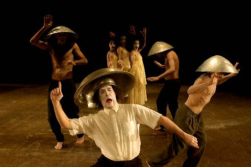 Cena do espetáculo Shi-Zen, Sete Cuias do grupo Lume Teatro: apresentação no VI Festival Ibero-Americano de Teatro