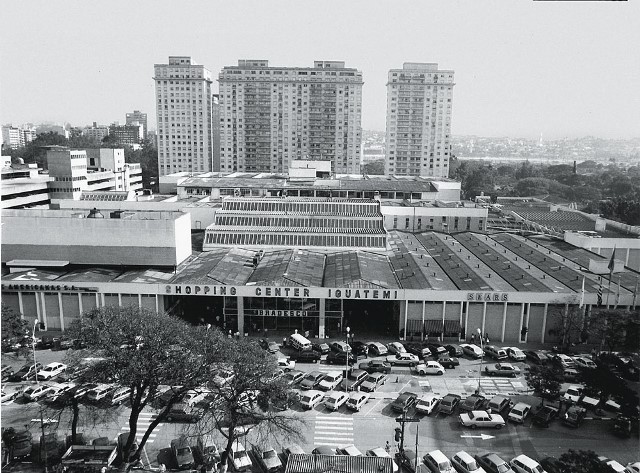 O prédio nos anos 70, antes da reforma na fachada: mudança nos hábitos de consumo (Foto: Divulgação)