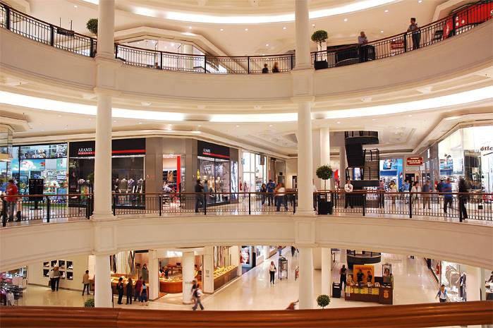 Foto mostra interior do shopping Pátio Higienópolis, com três andares visíveis