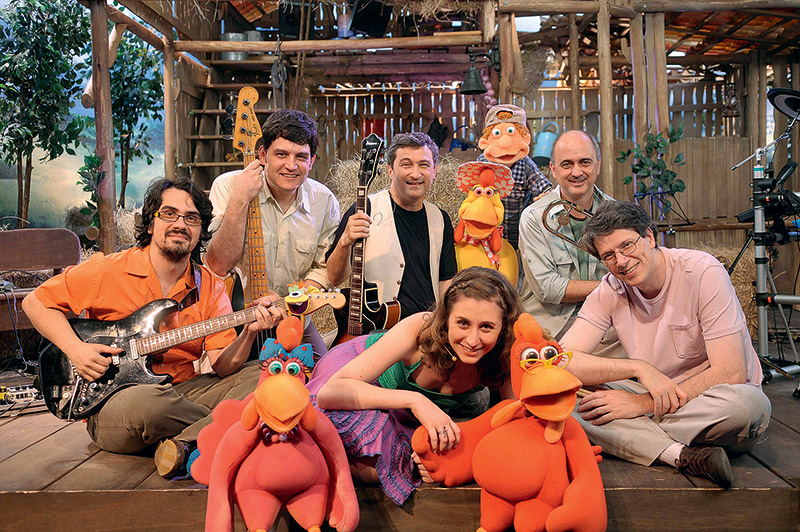 Hélio Ziskind (no centro ao fundo), sua banda e os personagens de Cocoricó: o cantor comanda o Show no Paiol