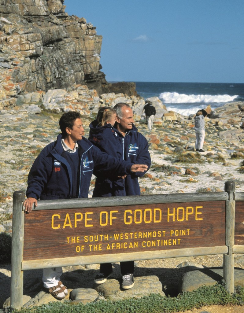 Heloísa, Kat e Vilfredo, no Cabo da Boa Esperança, na África do Sul, ponto de encontro dos navegantes