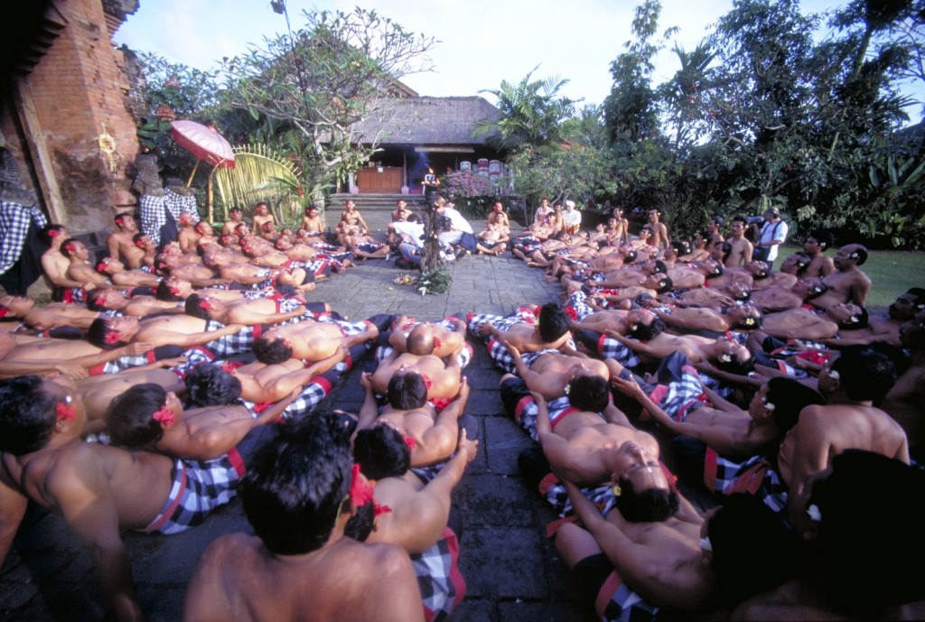 Os homens que dançam o kekak, apresentação típica de Bali