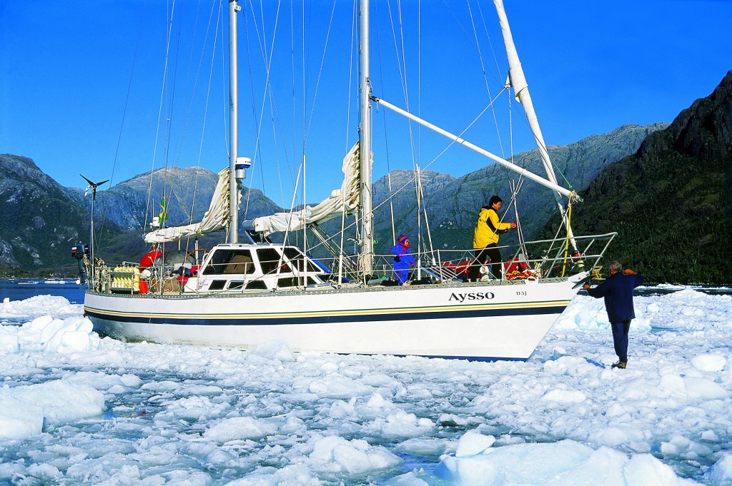 O veleiro Alysso, navegando em meio aos glaciares da Patagonia