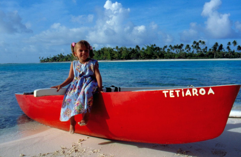 A pequena Kat, à beira mar na ilhota de Tetiaora, também conhecida como a ilha de Marlon Brando, na Polinésia Francesa