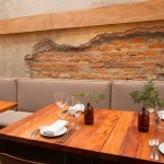 Ambiente: paredes descascadas para deixar à mostra os tijolos