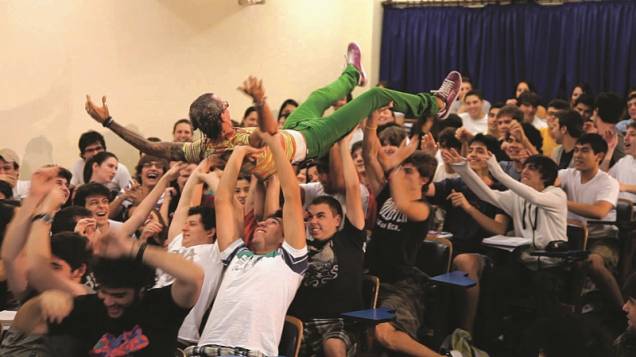O documentário Virando Bicho: registro da desgastante rotina de seis alunos de cursinho O documentário Virando Bicho: registro da desgastante rotina de seis alunos de cursinho