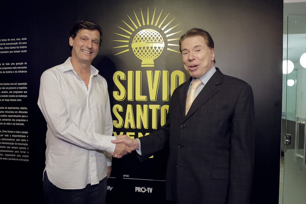 Silvio Santos agradece André Sturm pela exposição (Foto: Leticia Godoy)