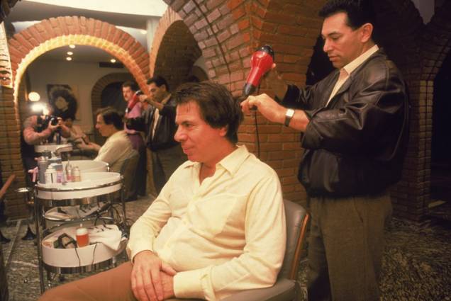 Em 1988, cuida do visual no salão do cabelereiro Jassa