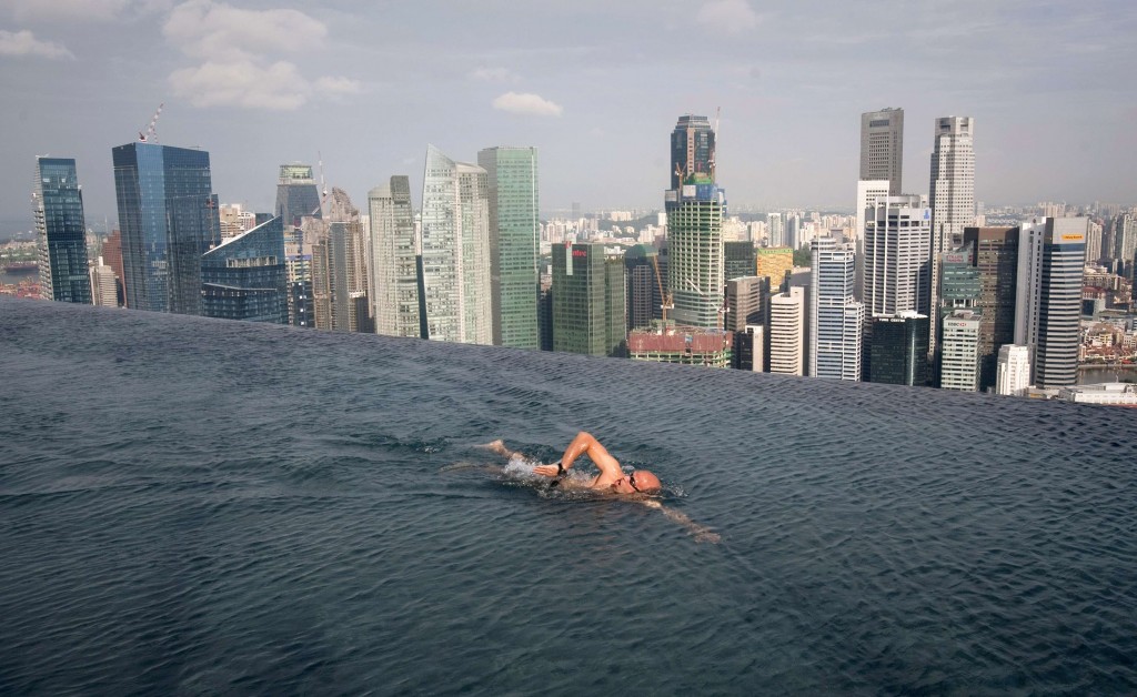 Localizada a 200 metros de altura, a piscina do megarresort Marina Bay Sands parece estar encrustrada nas nuvens