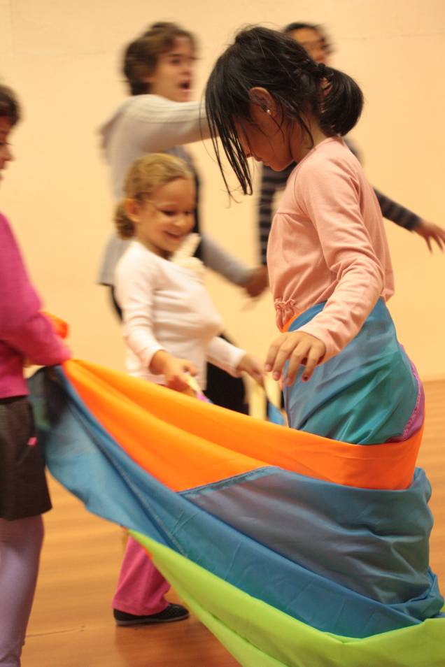 Crianças se divertem no Brincantinho, aula aberta com diversas atividades lúdicas