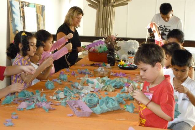 Caixas de ovos viram brinquedos em oficina