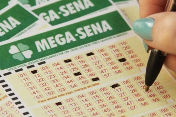 Imagem mostra cartelas da Mega-Sena preenchida em alguns números