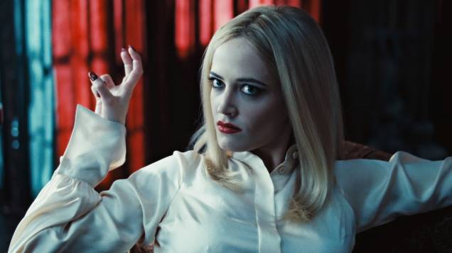 Eva Green é Angelique Bouchard em Sombras da Noite: após uma crise de ciúme, a bela bruxa transforma Barnabas (Depp) em um vampiro