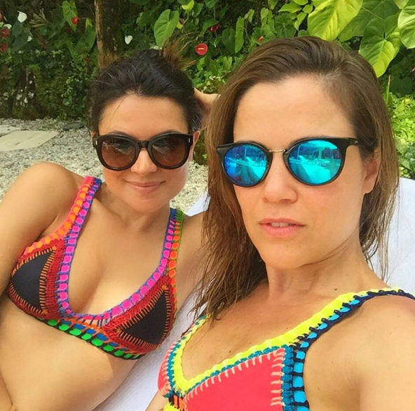 Sophia Alckmin e Milena Penteado: peça feita de crochê e em cores vibrantes (Foto: Reprodução/Instagram)