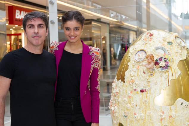 Ferrero Rocher Social Art: A atriz Sophie Charlotte com o artista Lucio Carvalho