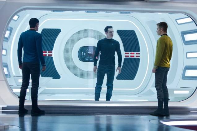 Além da Escuridão - Star Trek: o Capitão Kirk (Chris Pine) reúne sua equipe para encontrar o responsável por toda destruição do planeta