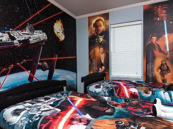 Jedis nas paredes e decoração de Star Wars neste quarto que fica perto da Disney, em Orlando