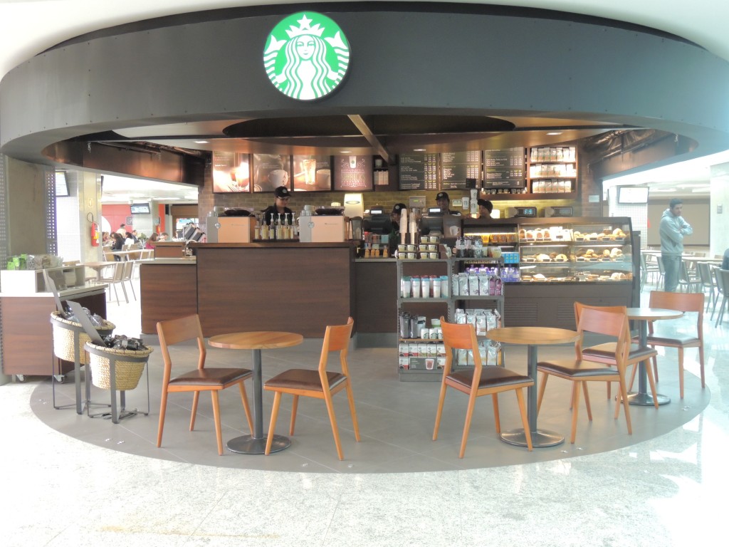 Com duas unidades, a Starbucks chegou com tudo no aeroporto