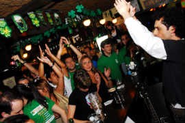 Marca de cerveja Guinness promove Saint Patricks Day por bares da cidade