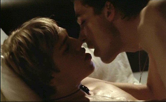 charlie hunnam queer as folk kiss