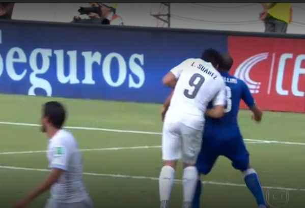 Suarez morde Chiellini em jogo de Uruguai contra Itália e provoca polêmica na internet
