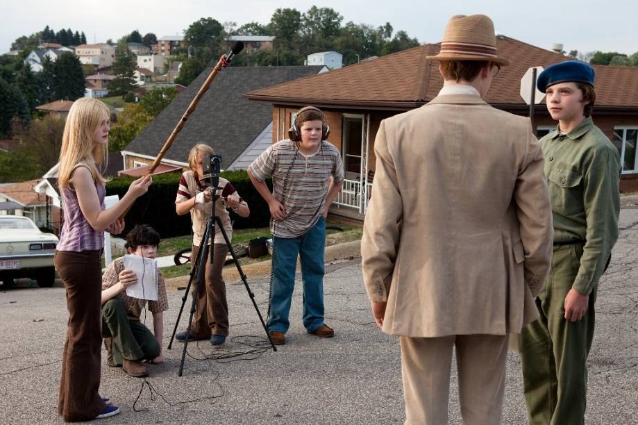 Ficção científica de J.J. Abrams (Lost): o grupo de jovens estava produzindo um filme com uma câmera Super 8 Ficção científica de J.J. Abrams (Lost): o grupo de jovens estava produzindo um filme com uma câmera Super 8