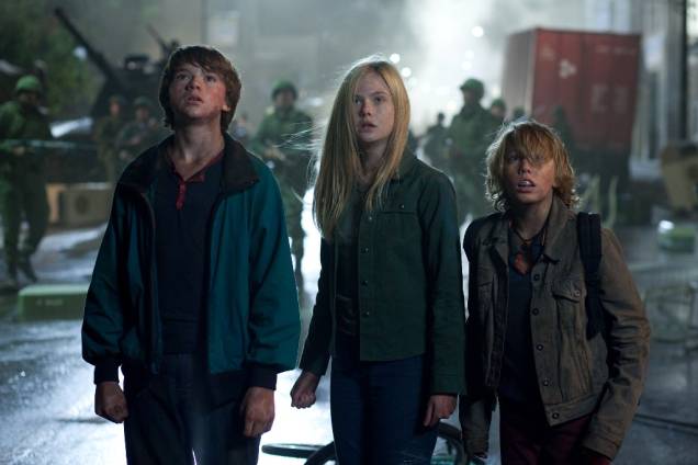Super 8: no verão de 1979, um grupo de crianças de Ohio presencia uma misteriosa colisão entre dois trens Super 8: no verão de 1979, um grupo de crianças de Ohio presencia uma misteriosa colisão entre dois trens