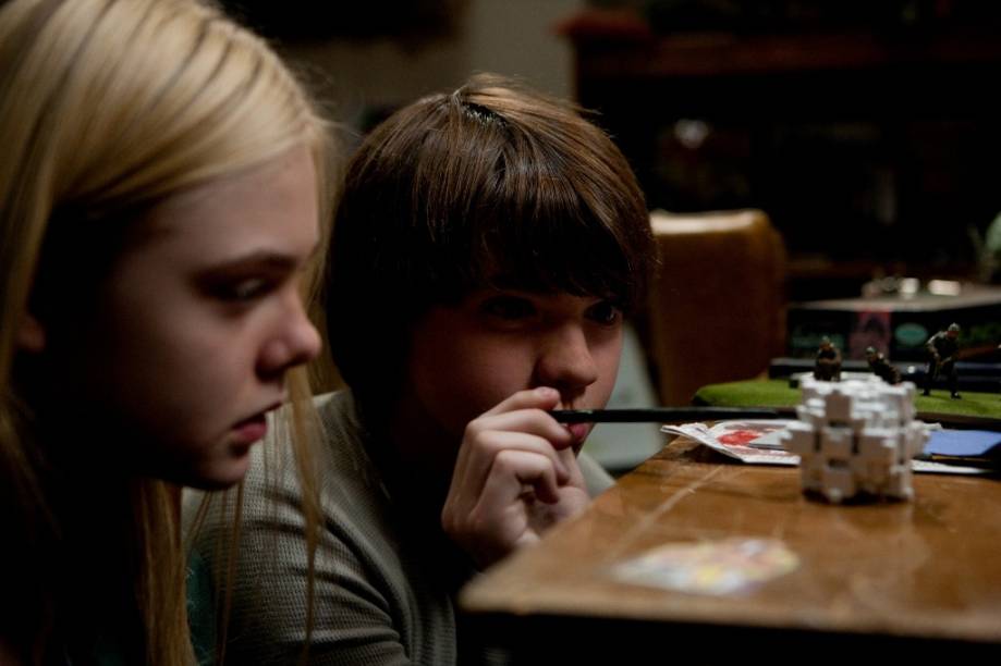 Elle Fanning e Joel Courtney em Super 8: mistério em Ohio Elle Fanning e Joel Courtney em Super 8: mistério em Ohio