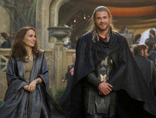 Thor - O Mundo Sombrio: Thor (Chris Hemsworth) e Jane Foster (Natalie Portman) precisam se adaptar à nova dinâmica intergalática