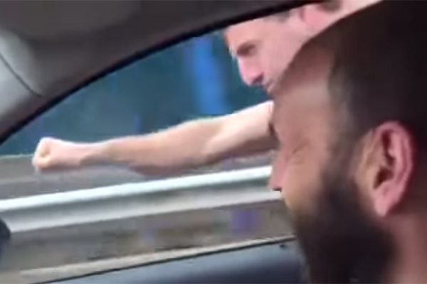 Ele imitou o Super-Homem na estrada, fez sucesso na internet e… foi multado