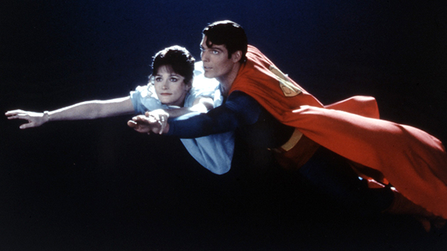 Cena de Superman (1978), com o herói voando com Lois Lane