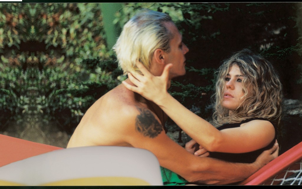 Supla e Bárbara Paz, na Casa dos Artistas, em 2001: beijo para filme foi cortado de edição final (Foto: Editora Abril)