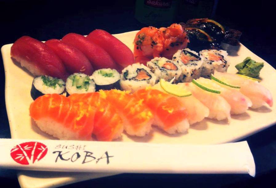 Combinado de niguirizushis variados, uramaki e hossomaki
