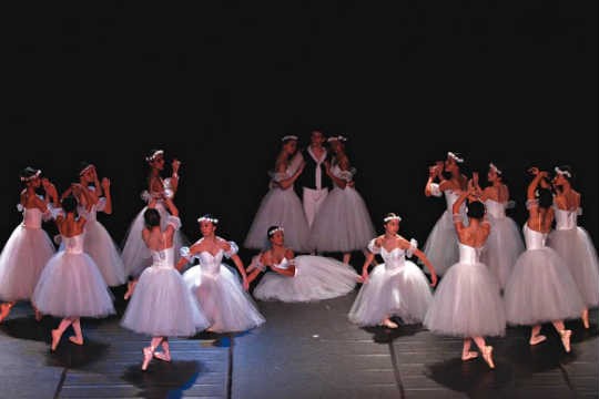 O Corpo de Baile Jovem, em 2009: o grupo é formado por trinta alunos