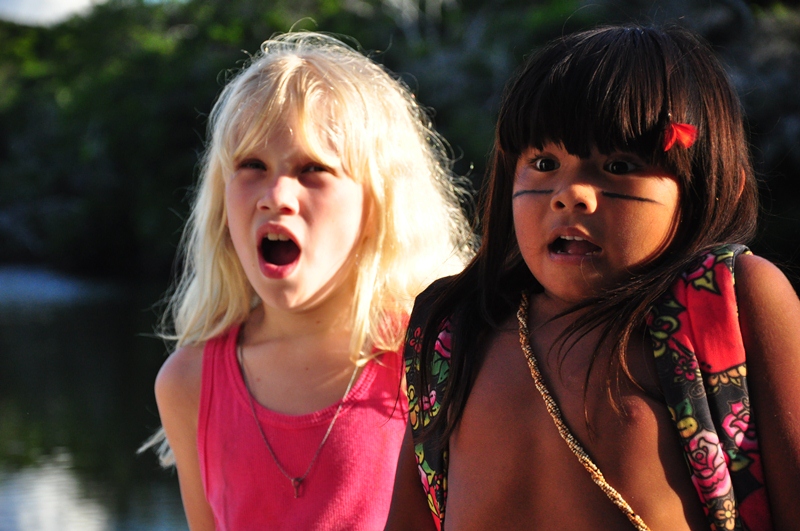 Tainá - A Origem: a menina da cidade Laurinha (Beatriz Noskoski) e Tainá (Wiranu Tembé)