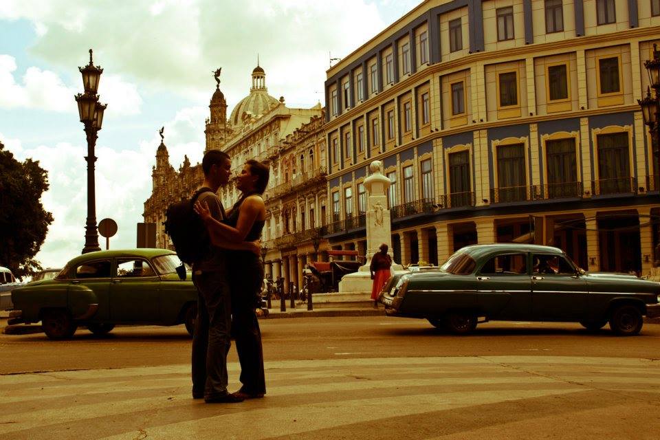 Talita e Marco: clima de romance pelas ruas de Havana (crédito: arquivo pessoal)