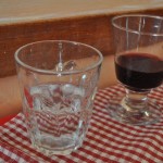 Copo para água e taça de vidro pesadona para tinto: privilégio de quem pede os melhores vinhos da casa