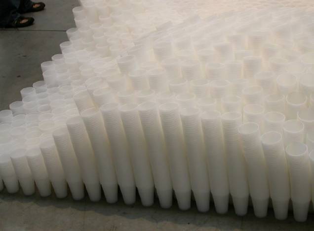 Efeito criado por 700 000 copos plásticos