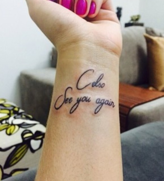 'Vejo você novamente' escreveu a estilista em seu pulso, homenageando o ex-namorado (Foto: Reprodução/Instagram)