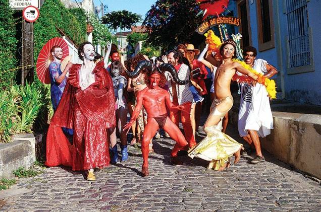 Tatuagem: o longa recebeu três troféus em Gramado: melhor filme, trilha sonora e ator, para Irandhir Santos Tatuagem: o longa recebeu três troféus em Gramado: melhor filme, trilha sonora e ator, para Irandhir Santos