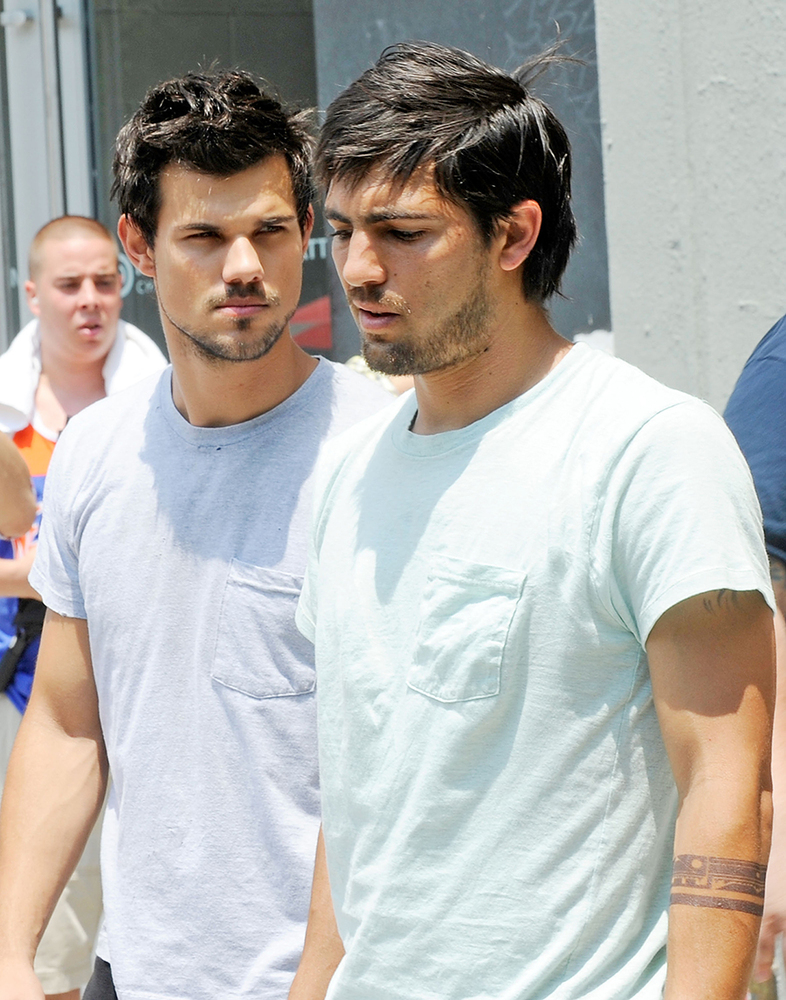 Uma foto de 24 de junho de 2013, em Nova York, flagra Taylor Lautner e seu dublê filmando o ainda inédito Tracers