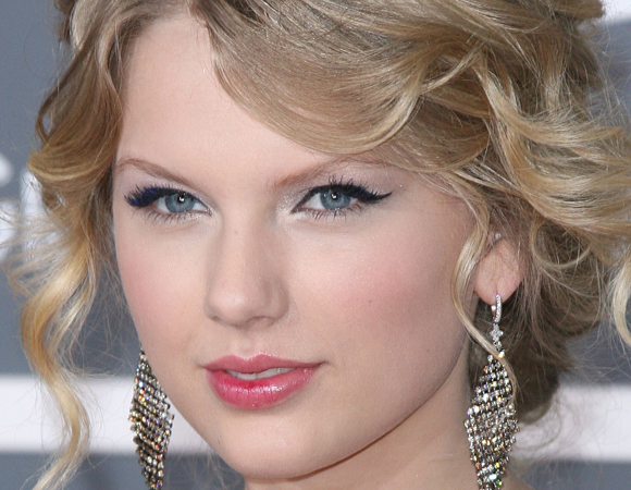 Os olhos delineados no estilo 'gatinho' de Taylor Swift