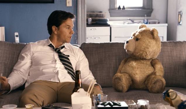 Ted com Mark Wahlberg: homem convive com um falante urso de pelúcia