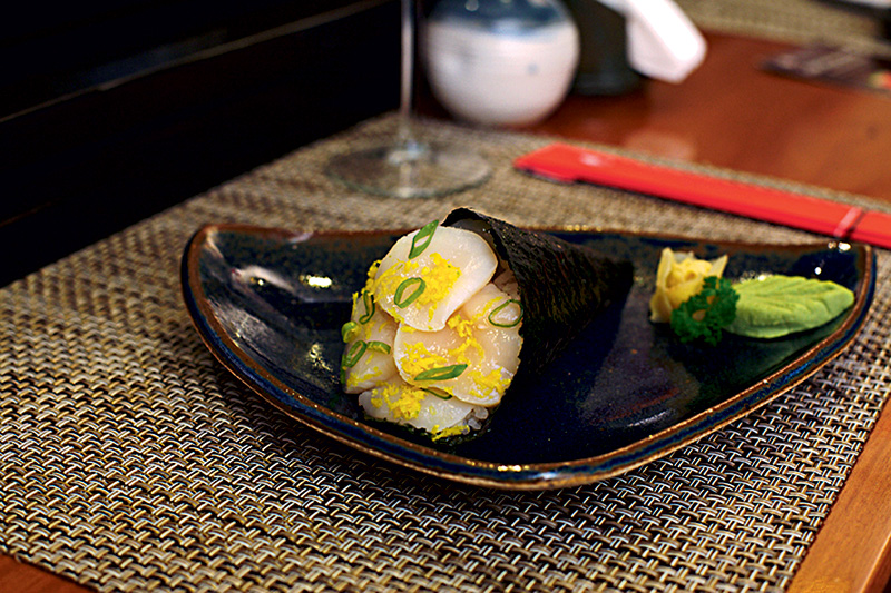 temaki-vieiras-do-tipo-canadenses-seladas-com-macarico-com-flor-de-sal-e-raspas-de-lim_o-siciliano-2.jpeg